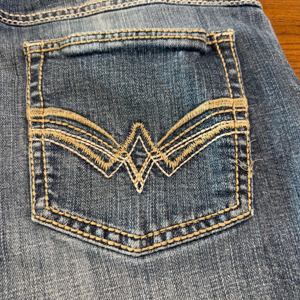 Wrangler Women's Blue Denim Stretch Jean Shorts 7/8 - Picture 3 of 10